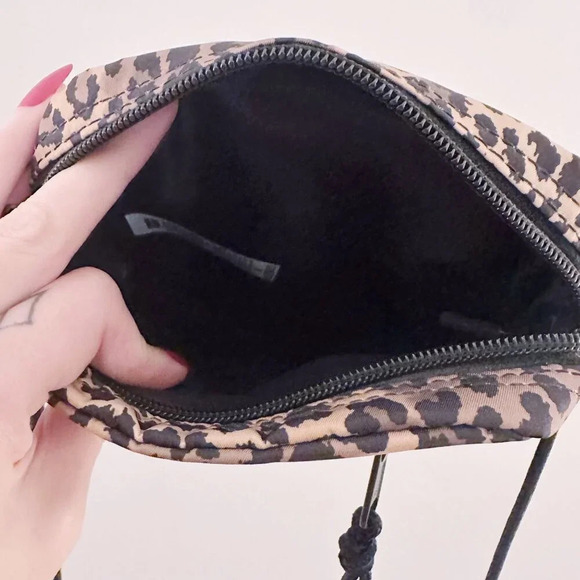Levi's Leopard Animal Print Bag Crossbody Fanny Pack Zipper - Picture 5 of 7